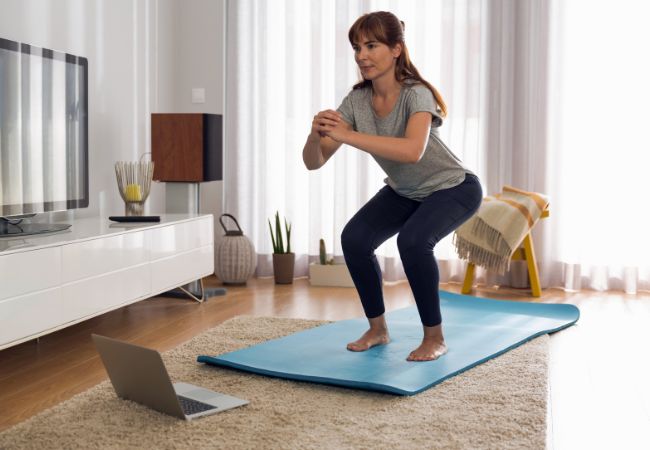 Exercícios simples que você pode fazer em casa e vencer o sedentarismo