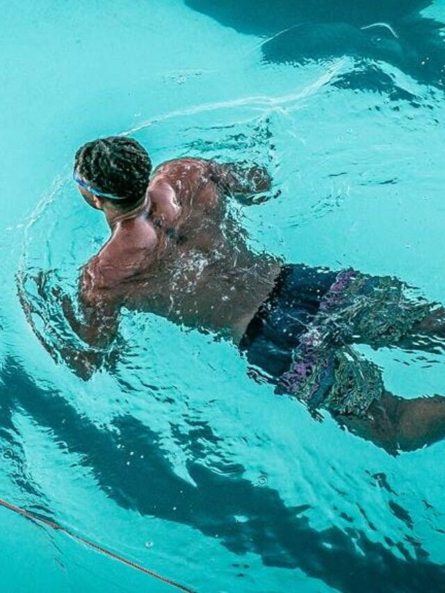 Homem nadando em um piscina