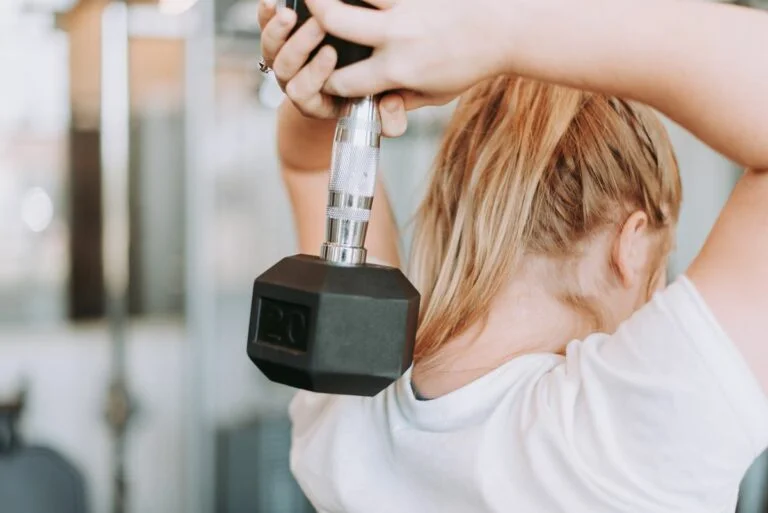 10 Exercícios com kettlebell para treinar em casa! - Oxer Brasil