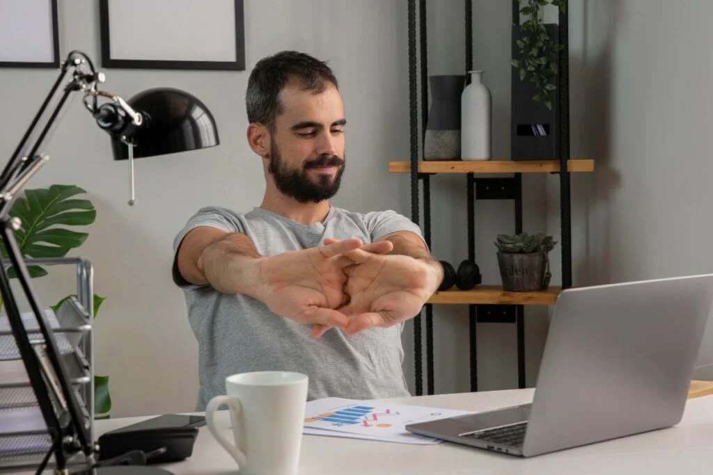 homem fazendo exercícios sentado no escritório