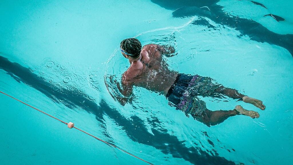 Homem nadando em um piscina