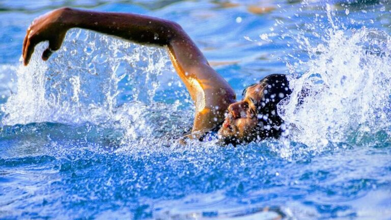 Como aprender a nadar? Saiba enfrentar o medo e curtir o esporte