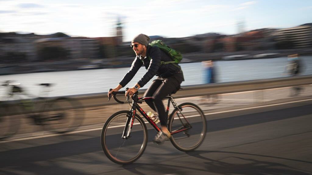 Homem pedalando