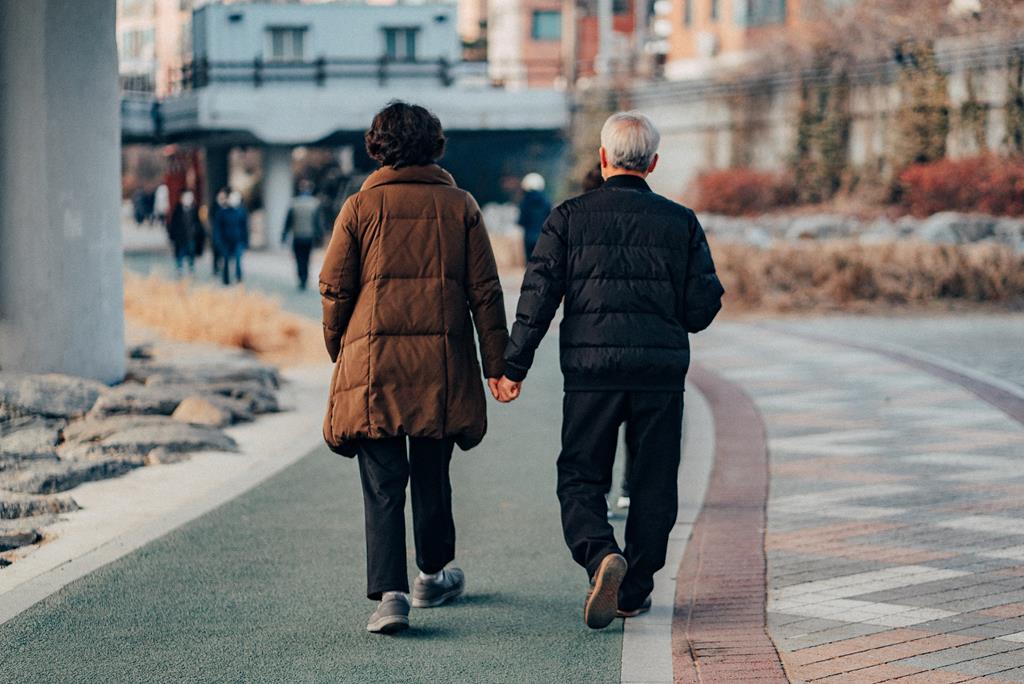 homem e mulher mais velhos caminhandos
