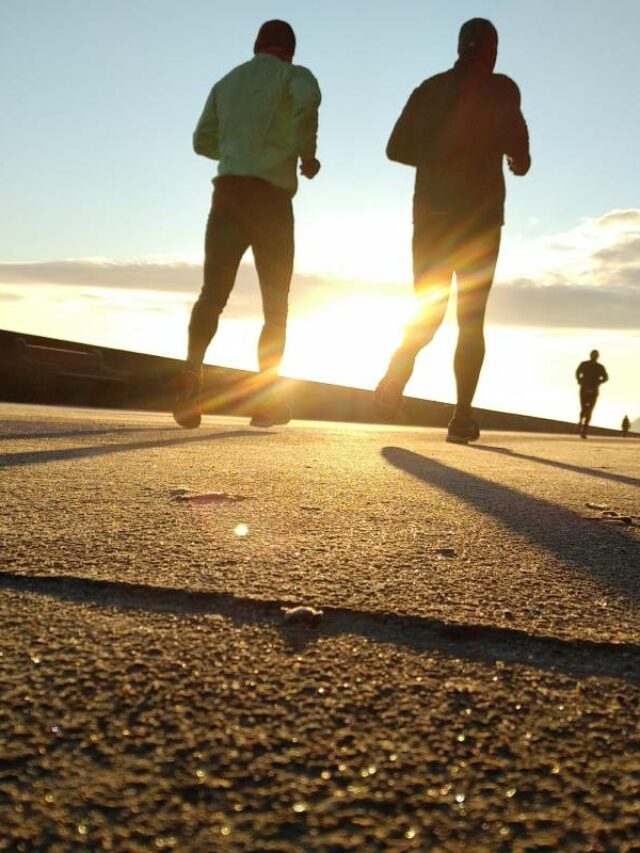 cropped-pessoas-caminhando-V62UrdknDCA-unsplash.jpg