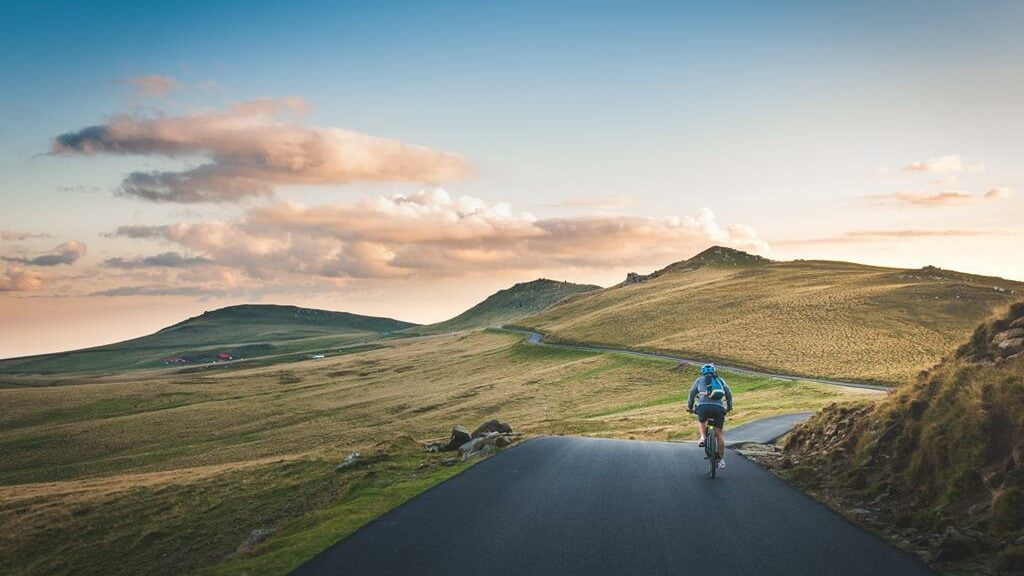 Ciclista pedalando em uma estrada