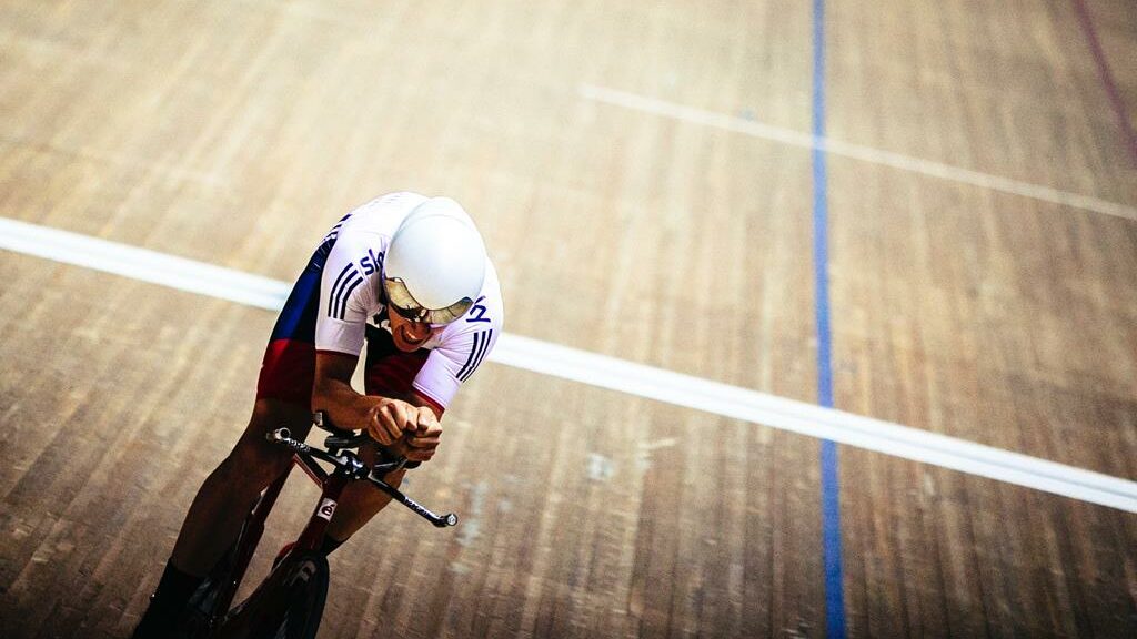 ciclista competindo em um velódromo