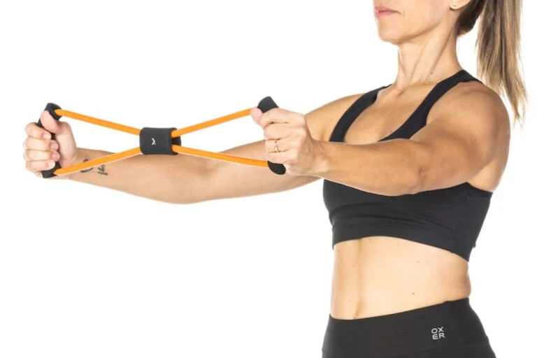 mulher usando um elástico extensor