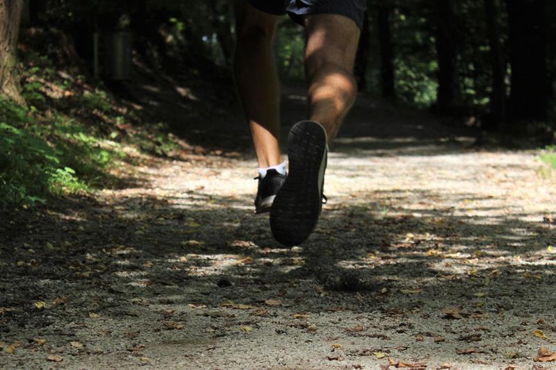 Homem caminhando com tênis esportivo