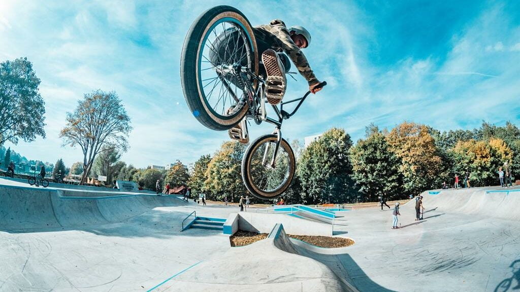 Ciclista fazendo manobras em uma bike