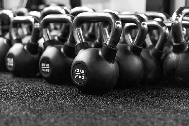 diversos pesos kettlebell
