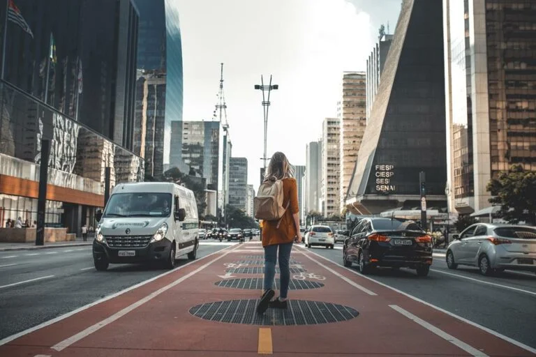 mulher caminhando na av. paulista dentro da ciclofaixa