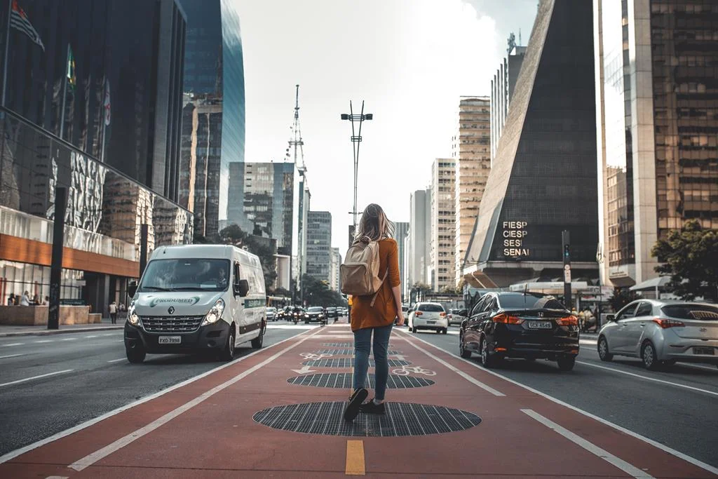 mulher caminhando na av. paulista dentro da ciclofaixa