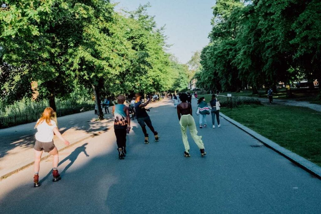 pessoas andando de patins