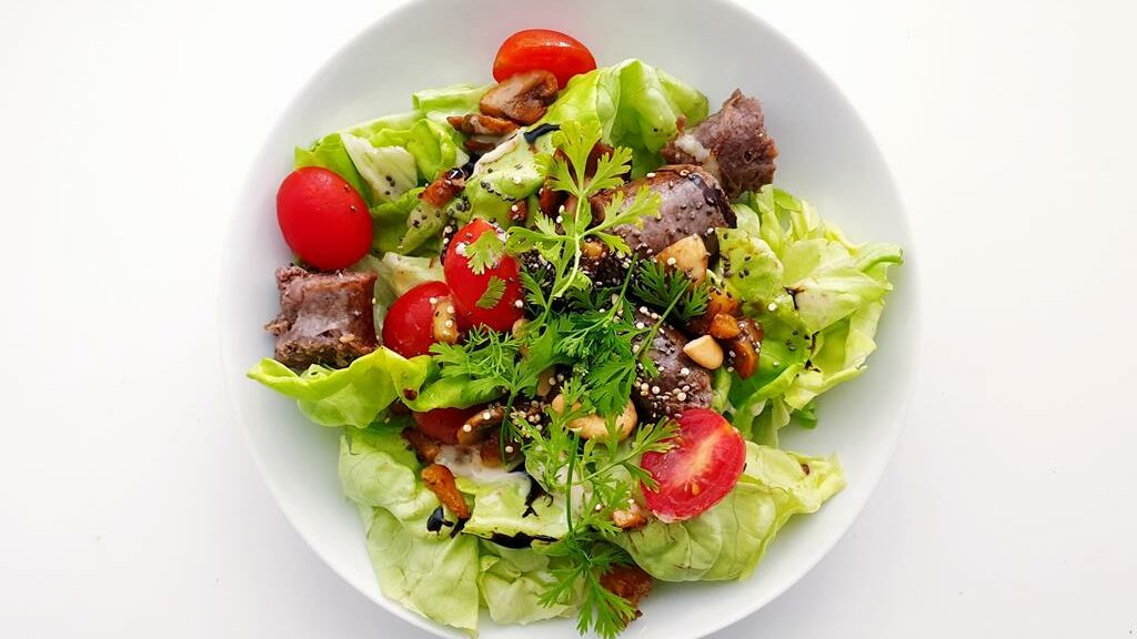 Uma tigela branca com salada