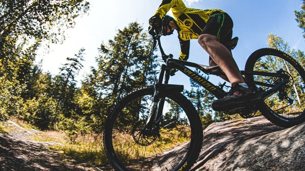 ciclista praticando mountain bike