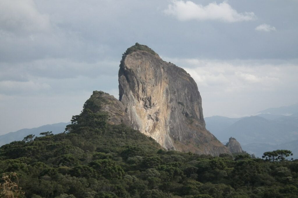 trilha de caminhada Pedra do Baú wikicomons