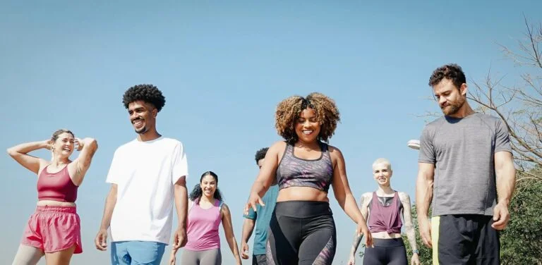 grupo caminhando no parque