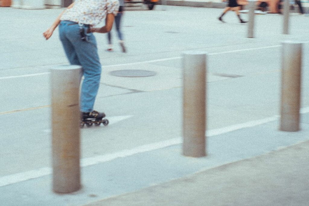 pessoa andando de patins