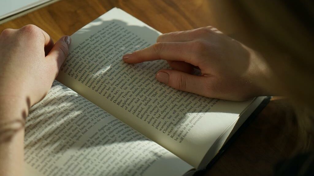 Pessoa lendo a página de um livro