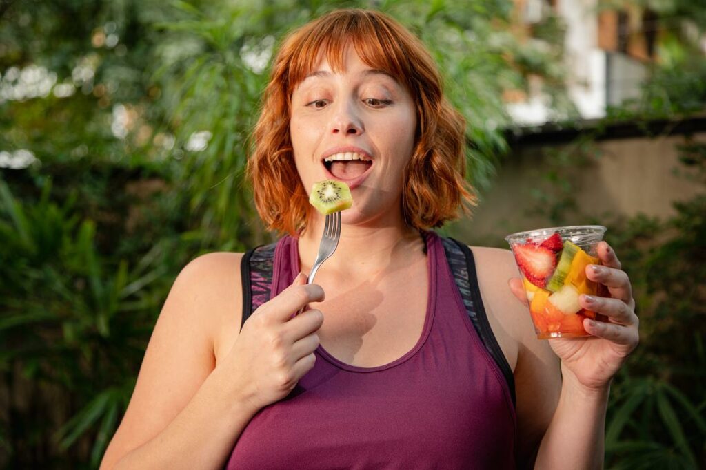 mulher comendo frutas