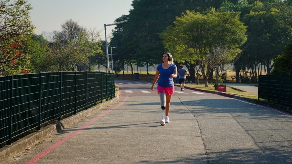 mulher caminhando no parque