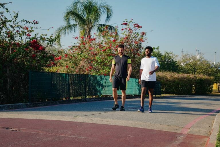 Descubra se a caminhada ajuda a ganhar massa muscular.