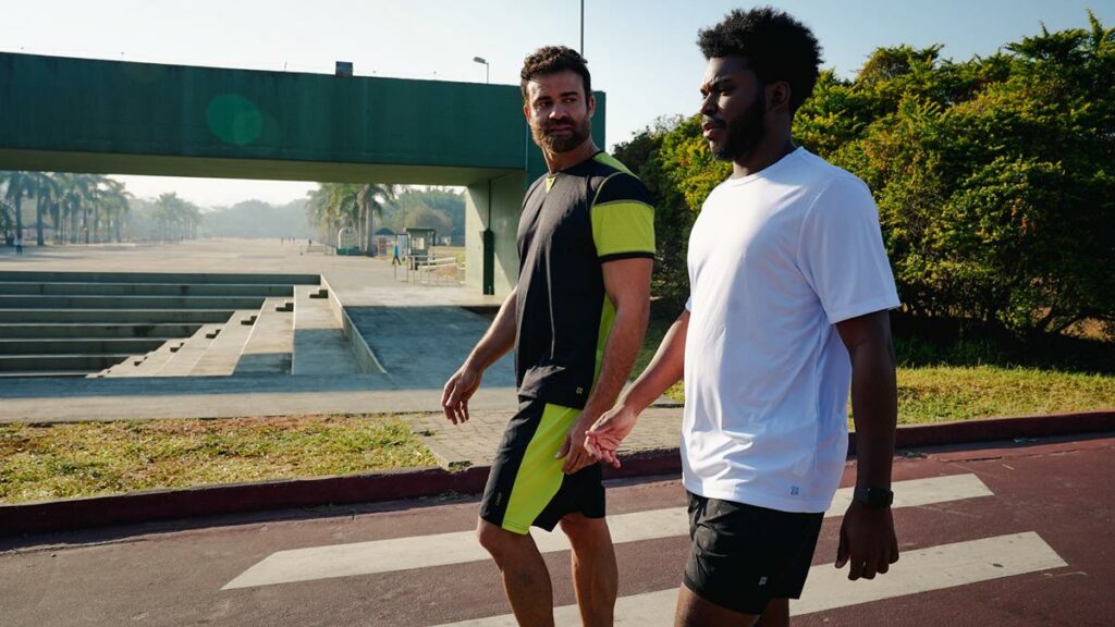 Grupo de caminhada. Dois homens caminhando.