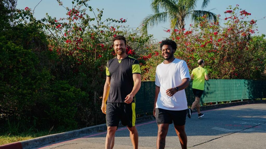 foto de duas pessoas praticando caminhada