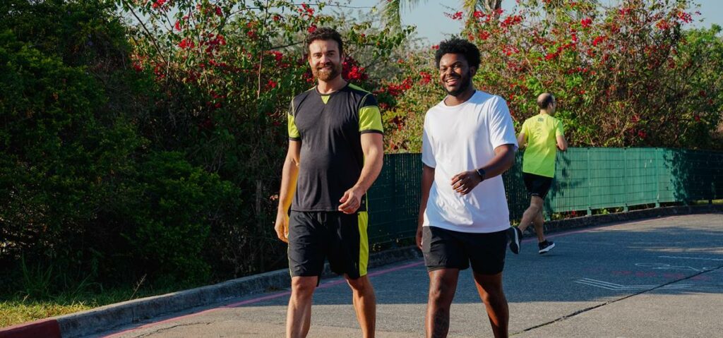 foto de duas pessoas praticando caminhada