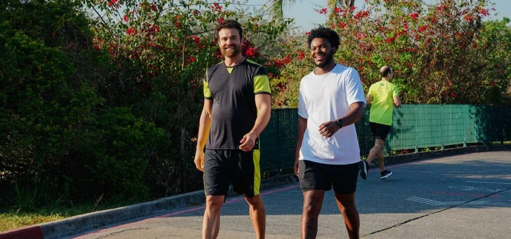 foto de duas pessoas praticando caminhada
