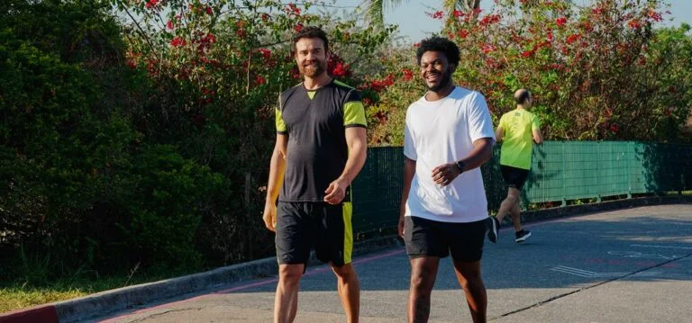 foto de duas pessoas praticando caminhada