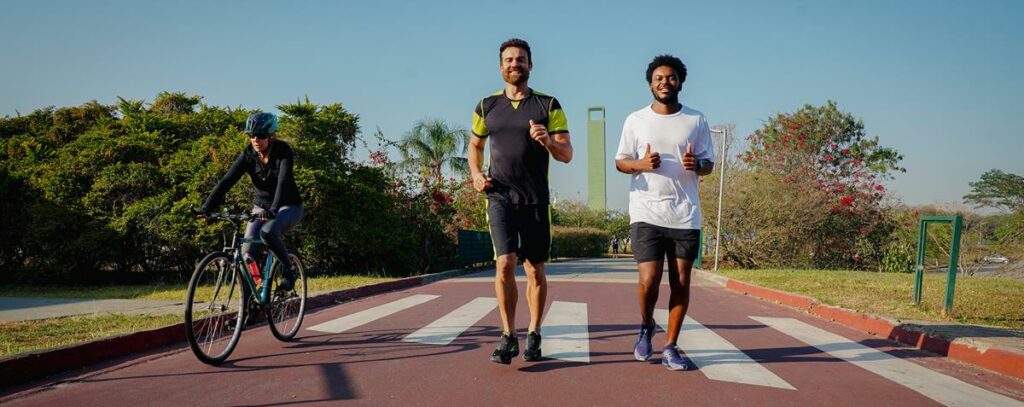 Dois homens fazendo cardio