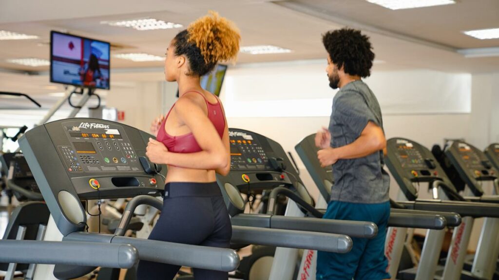 Top para corrida. Mulher correndo na esteira da academia.