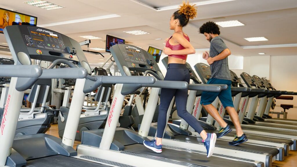 Duas pessoas fazendo cardio antes do treino