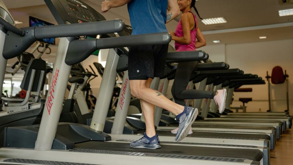 Duas pessoas fazendo cardio