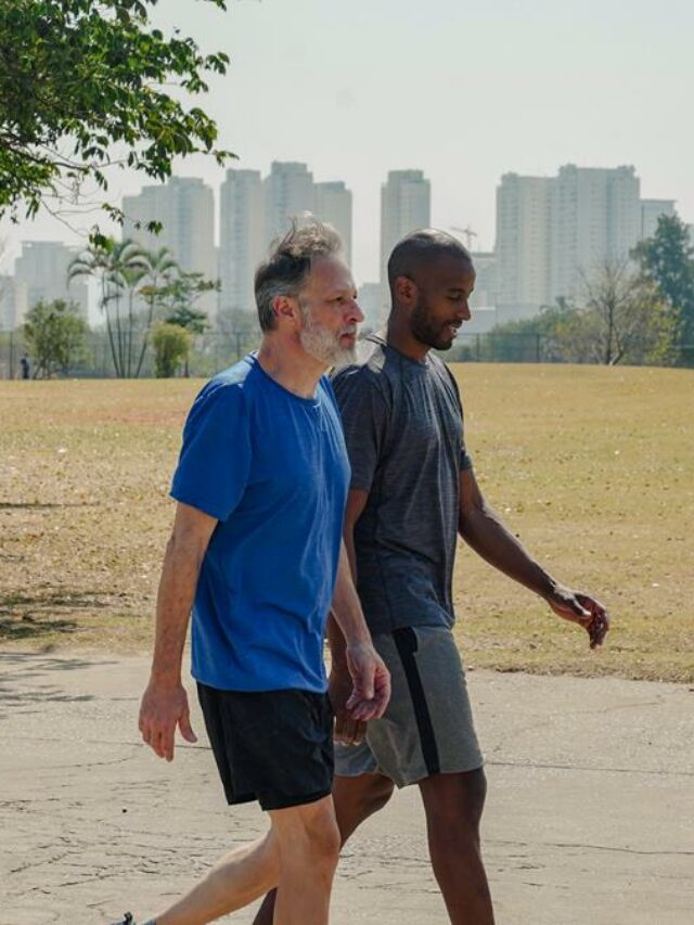 fazer caminhada engrossa as pernas