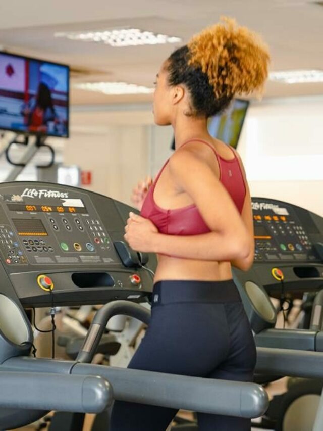 Top para corrida. Mulher correndo na esteira da academia.