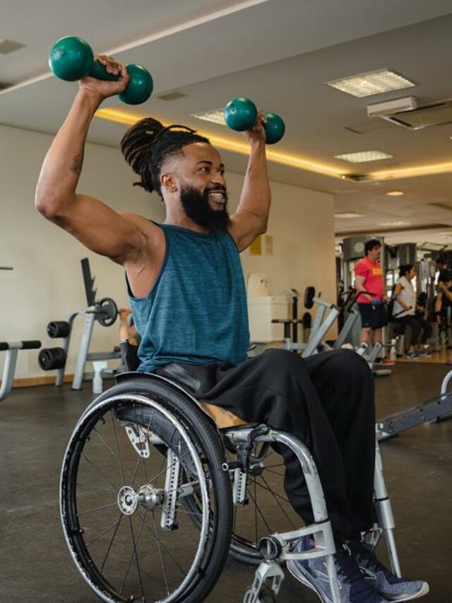 foto de um homem realizando exercícios com halteres