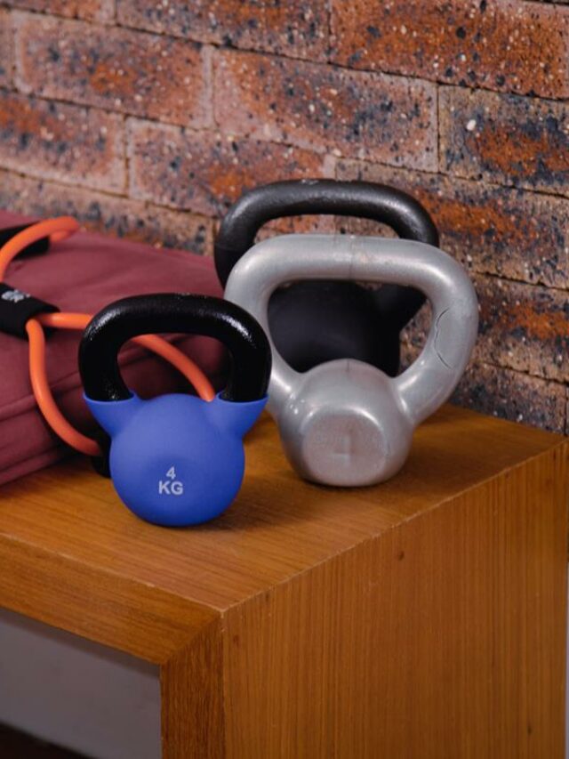 imagem mostra acessórios para treino em casa incluindo kettlebell
