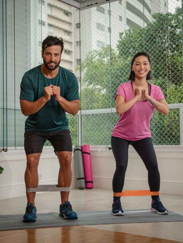 foto de um casal treinando junto em casa