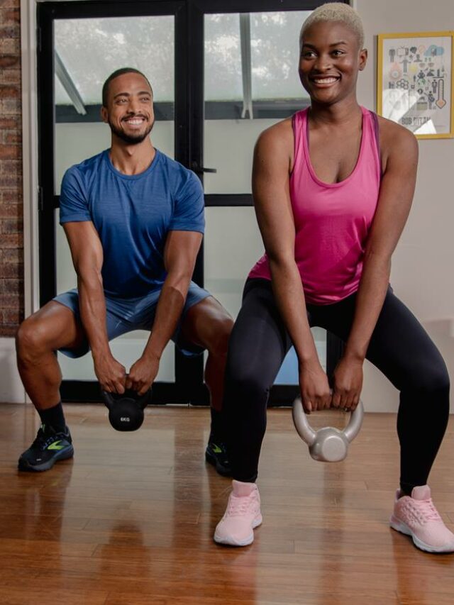 Foto de duas pessoas se exercitando com kettlebells
