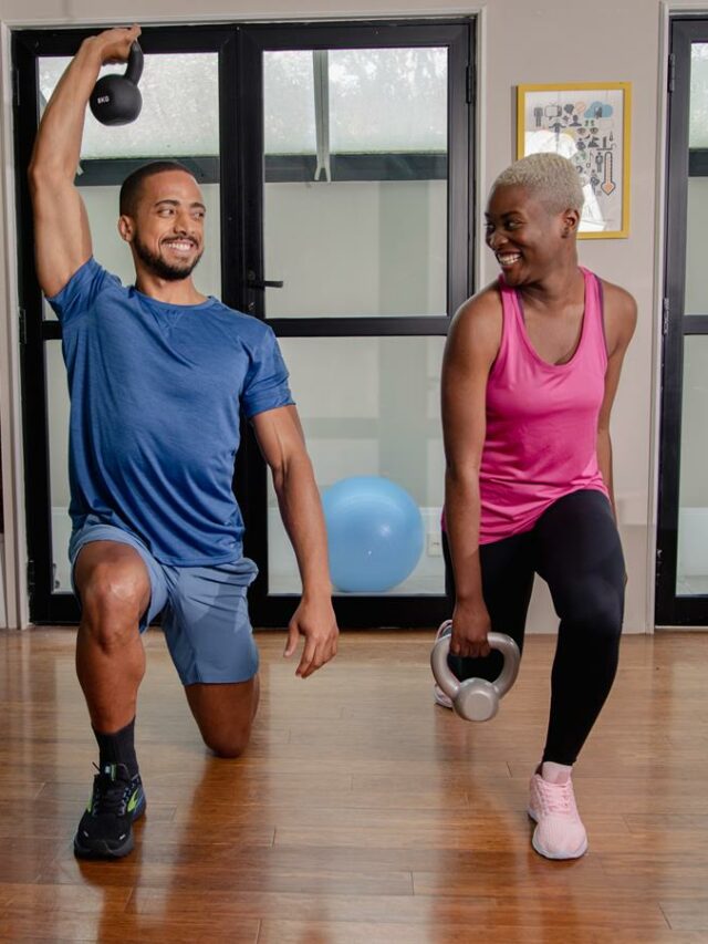 dupla treinando com kettlebell em casa