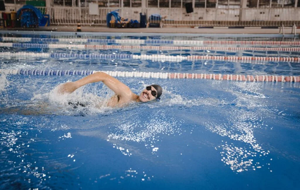 homem nadando na piscina