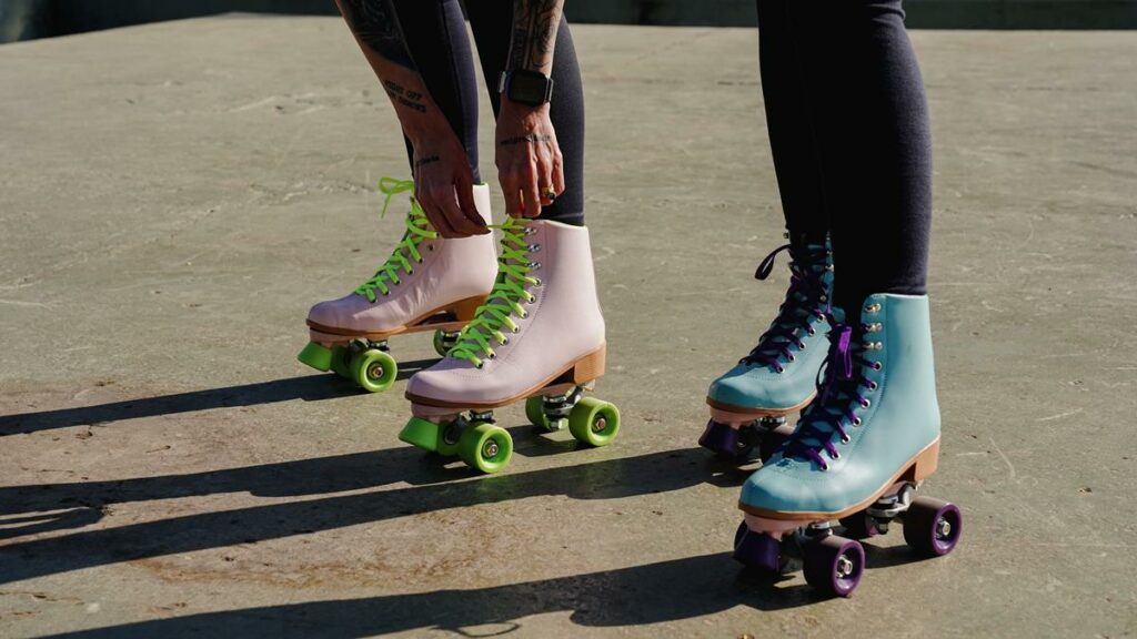 mulheres usando patins de 4 rodas quad Oxer