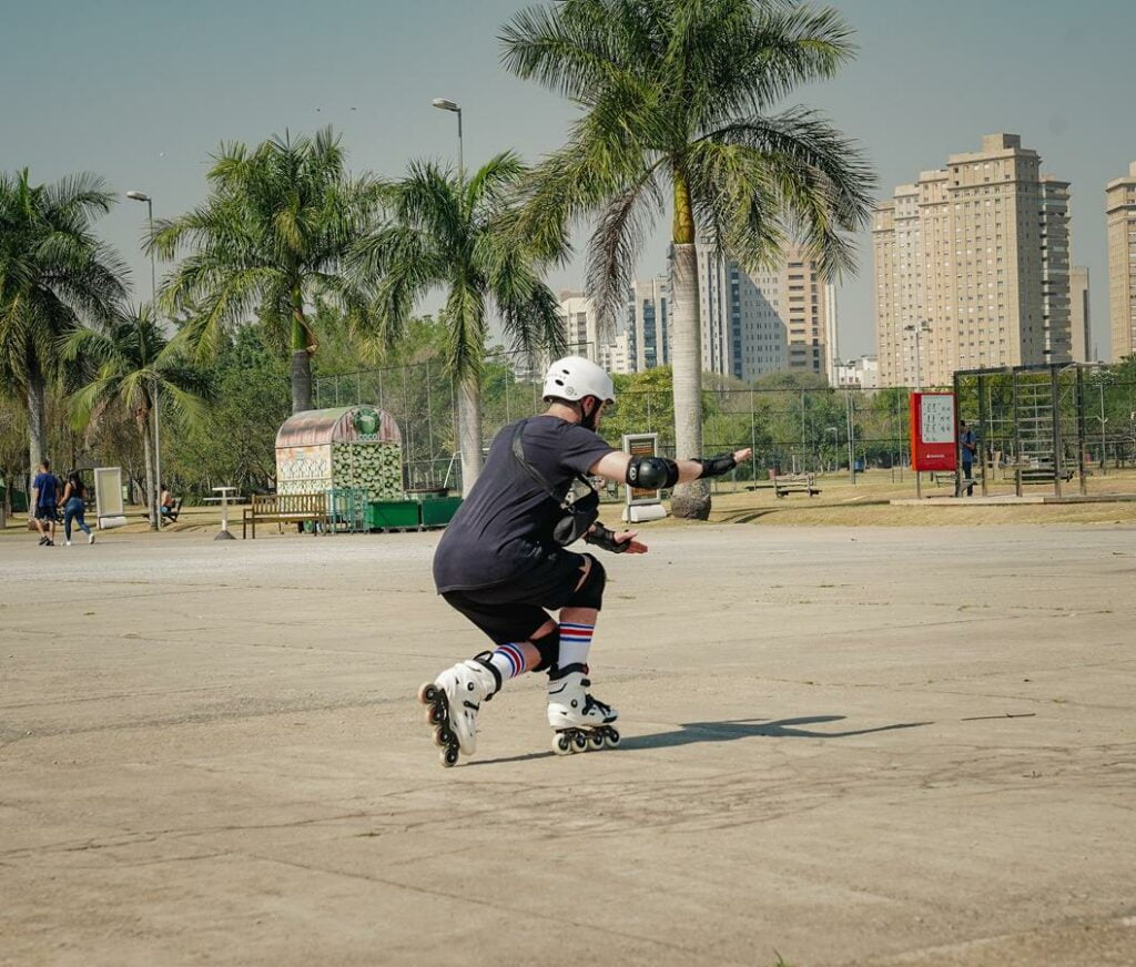homem usando patins de 4 rodas inline Oxer