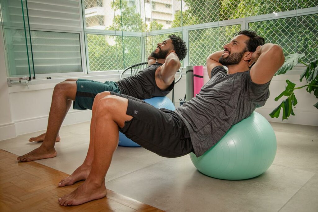 Foto de uma dupla praticando exercícios de pilates