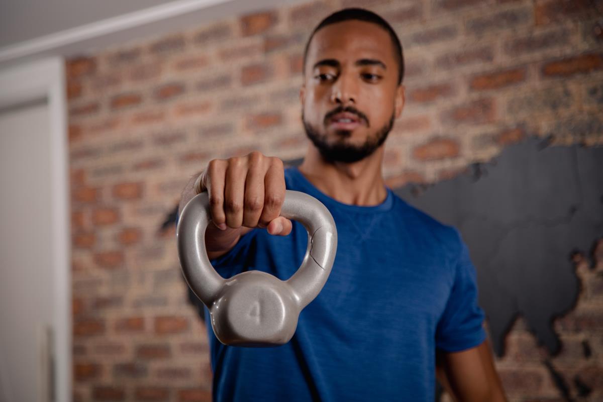 Levantamento terra sumô com kettlebell 