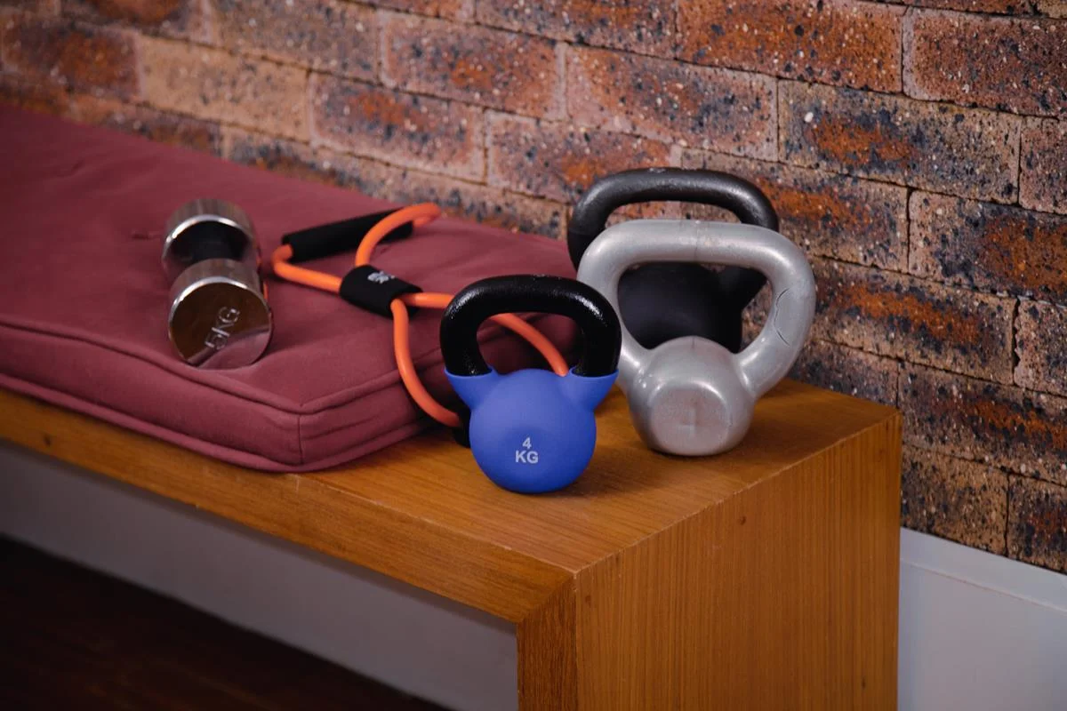 10 Exercícios com kettlebell para treinar em casa! - Oxer Brasil