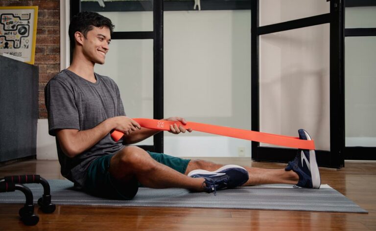 12 Exercícios com faixa elástica para treinar em casa